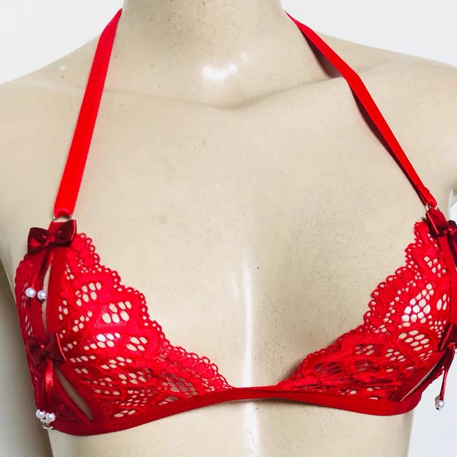 Conjunto vermelho com renda, pérolas e cinta-liga